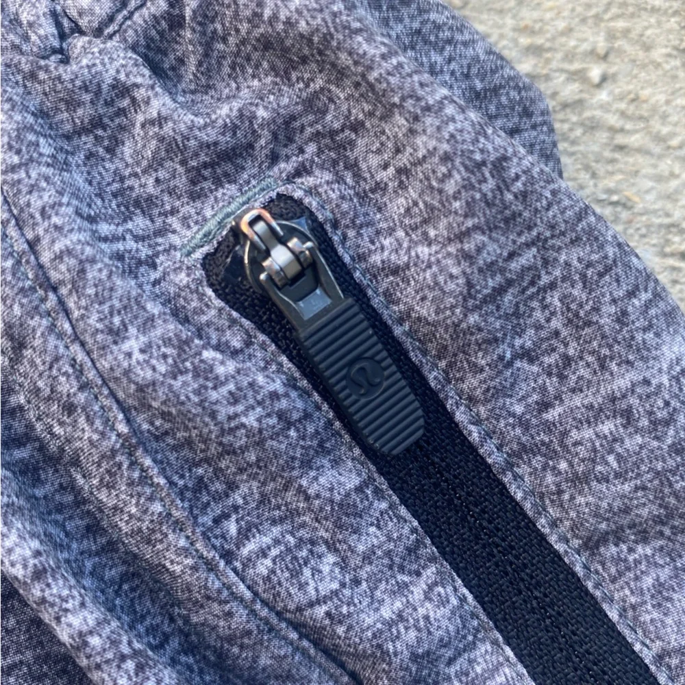 Lululemon Tracker Short V 4" in Heather Lux Multi Black ~ Size 4 - Picture 7 of 8